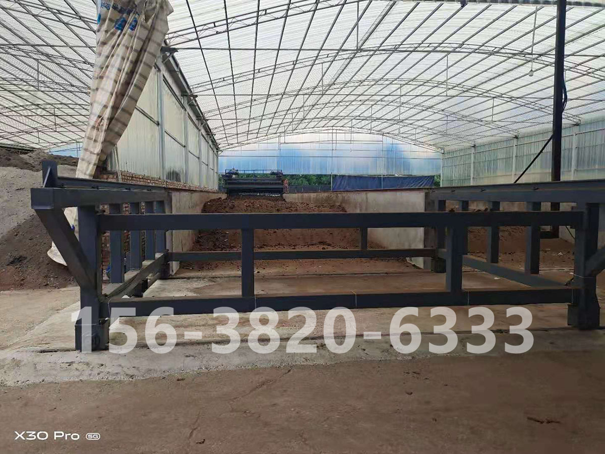 污泥有機(jī)肥翻拋機(jī)